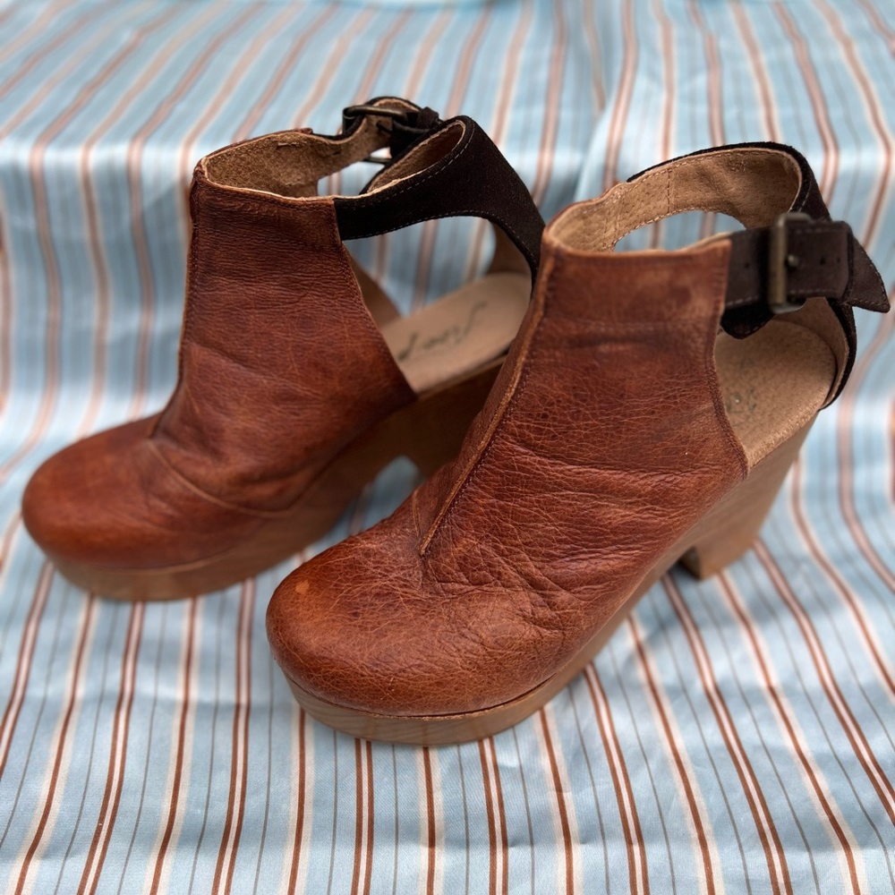 LIKE NEW FREE PEOPLE AMBER ORCHARD
CHOCOLATE CLOG PLATFORM
WEDGE SIZE 39